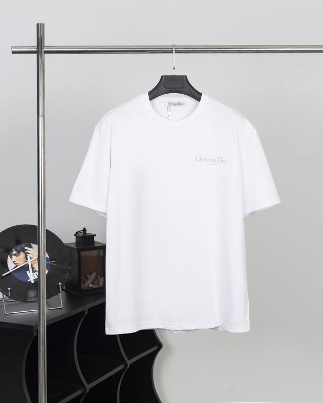 款号D02 Dior迪奥 破洞 Logo男女同款短袖宽松T恤 官网一致 定制280克全棉面料，面料柔软，亲肤舒适 前幅压胶字母标识 非常简约大气的一款 无论是上