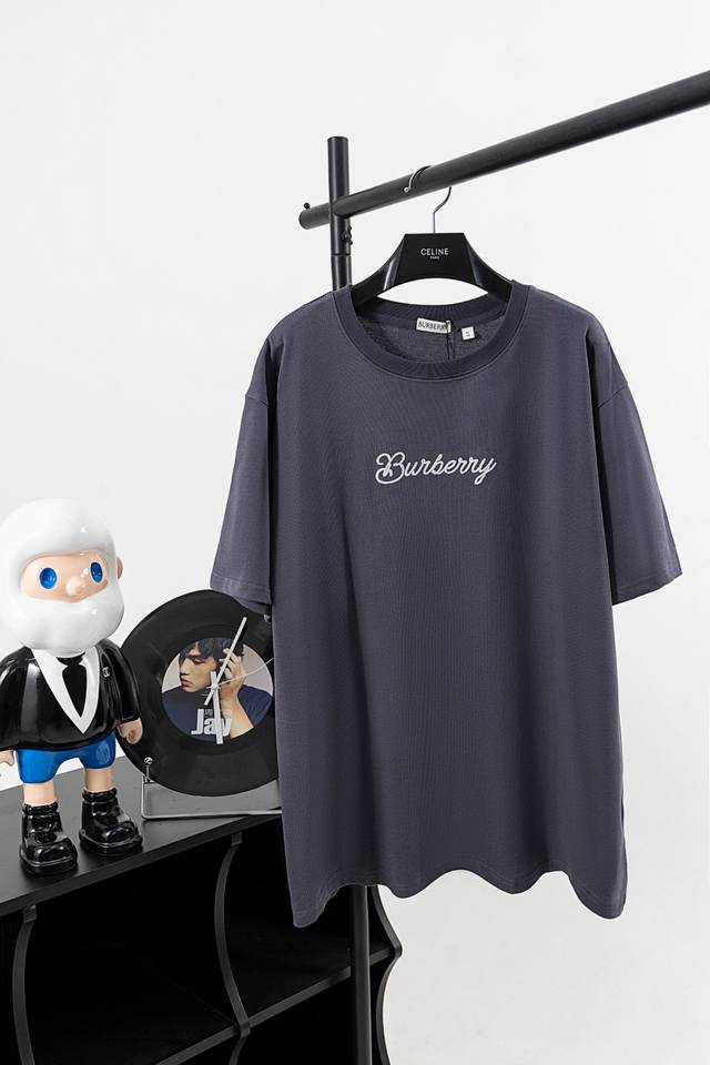 款号B01原版灰蓝 Burberry 巴宝莉冲浪板发泡印花短袖 面料采用260克纯棉双纱螺纹搭配32支双纱1*1。面料定染灰蓝黑螺纹同缸配套定染。 工艺：印花采