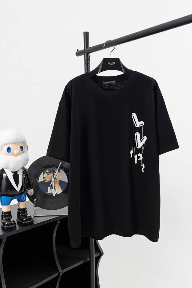 款号L015 Louis Vuitton21Ss Lv经典伞兵印花圆领短袖 面料：采用32支精疏棉双纱面料260克，螺纹搭配1*1索拉纳罗纹 定制五金 螺纹 辅