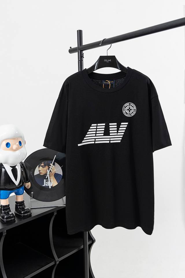 款号#L02 Lv 指南针圆领短袖 前后呈现图案和标识印花，高密度环保弹力胶浆印花工艺是一种独特的印刷技术，它结合了高密度、环保和弹力三大特性。胶浆具有较高的密