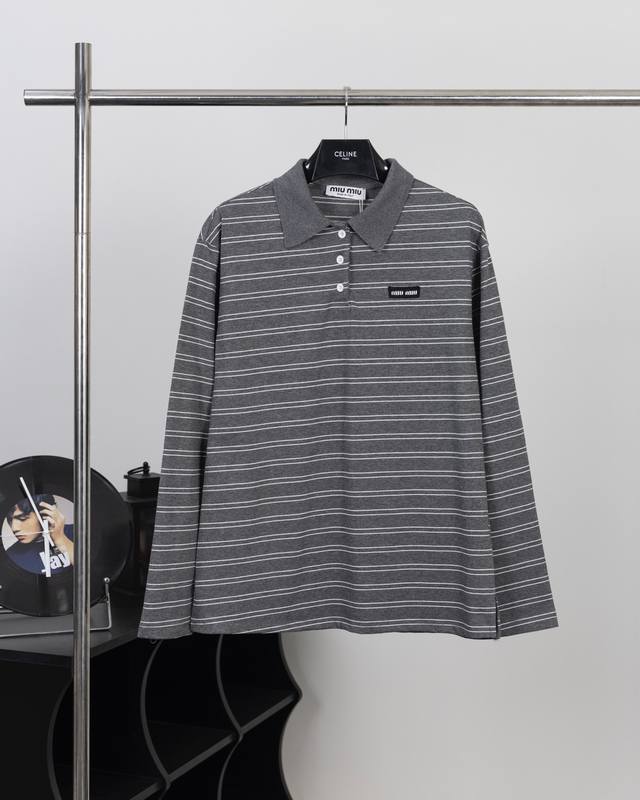 款号M03 Miumiu2025Ss早春条纹长袖polo 条纹面料对条费时费力 胸口经典刺绣小Logo 小红书强推爆款 尺码：S-L 灰色