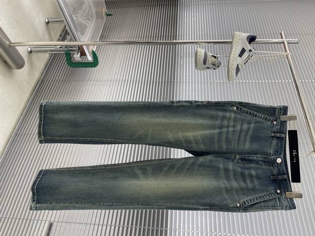 Dio 2025春夏系列牛仔长裤 尺码：30-38 37 版型：宽松直筒牛仔 工艺：后幅口袋洗水刺绣装饰本布定标 定制Logo 工字扣 选用经典洗水蓝颜色 Yk