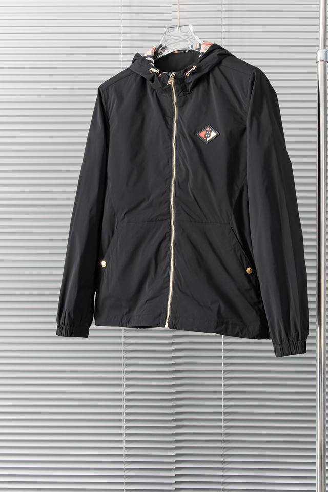 Burberry 2025Ss春季新品 连帽夹克防水拉链连帽夹克风衣外套经典的夹克款式客供订制进口面料五金配件连帽设计风衣夹克非常时尚大气.透气性极佳做工无可挑