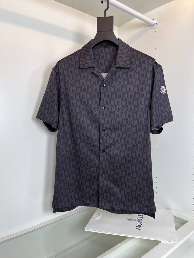Mon*Er蒙家印花衬衫 品质控推荐，休闲外穿衬衫，M字母循环纹的设计， 微廓的剪裁，版型前短后长，别具一格高端定制五金四合扣设计，客供定织面料.颜色 非常正
