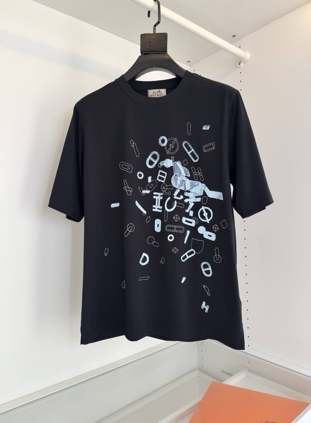 爱*仕 He*MèS 2025春夏最新，柜在售！ 不得不说今年他家的男款足够走心 这款破W级别的T恤 工艺与设计 看似繁琐 上身感觉刚刚好 强烈推荐 Fragm