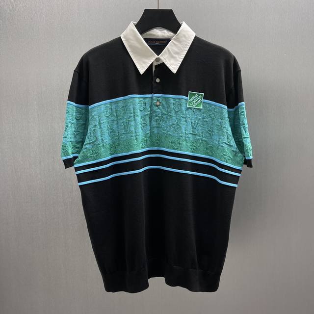 Lu珍珠条纹渐变短袖polo衫 Size : S- Xl 这款别致的橄榄球衫采用柔软的黑色棉质针织衣身 村衣上饰有一条鲜艳的提花横带，上面有蓝绿色 调的渐变效果
