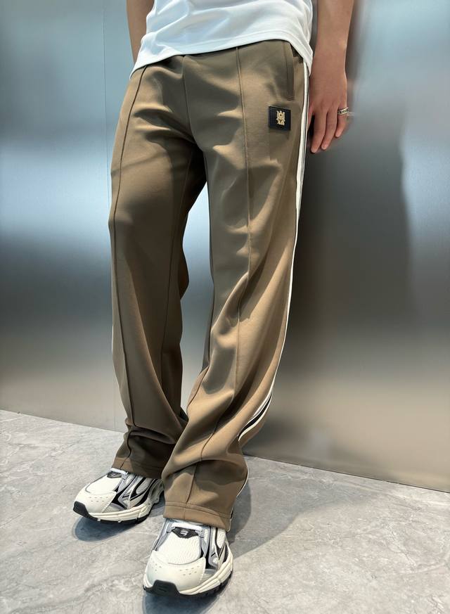 Amiri*埃米尔25S新款休闲直筒裤.极具代表性的织带新品休闲裤装，经典复古理念重塑了街头运动风格....经典黑白织带裤线.上身效果Nice.优选莫斯科百分百