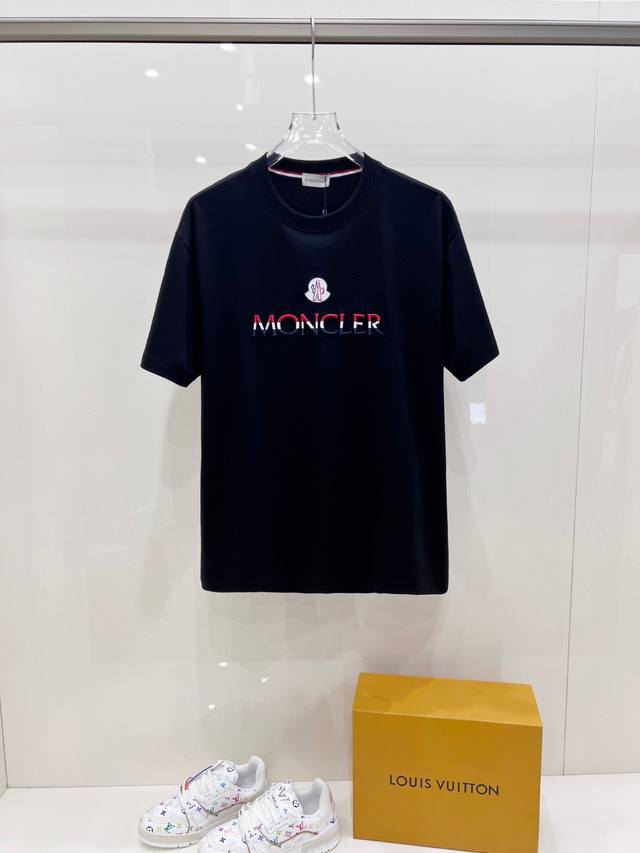 蒙口 独家 爆款 2025春夏新款首发专柜最新款短袖圆领T恤 高端订制 品牌Logo精致绣花工艺，高端定制双丝柔棉面料.手感柔软.穿着舒适.专柜级别精致车线.做