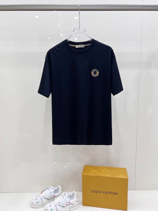 巴宝莉 独家爆款 2025春夏新款首发专柜最新款短袖圆领T恤 经典简约绣花工艺，高端定制双面丝柔面料.手感柔软.穿着舒适.专柜级别精致车线.做工精细.上身效果无