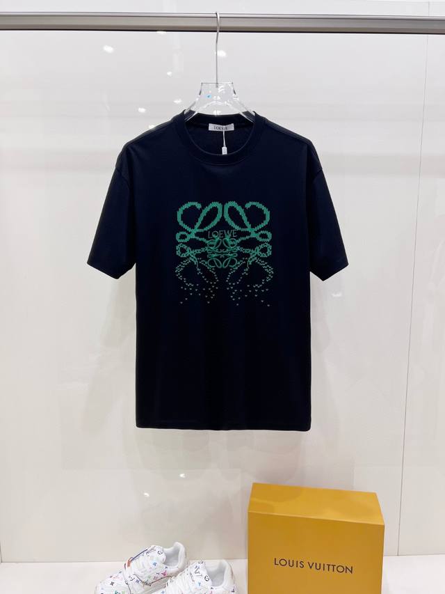 罗意威 独家 爆款 2025春夏新款首发专柜最新款短袖圆领T恤 高端订制 品牌Logo精致绣花工艺，高端定制双丝柔棉面料.手感柔软.穿着舒适.专柜级别精致车线.