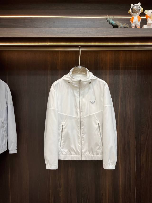 普拉达 prada 2025Ss早春新款发布普拉达连帽夹克外套，春款外套！穿上就是舒适自在又显瘦的存在，慵懒而随性，结合干净简单的色系就特别耐看，适合日常穿着~