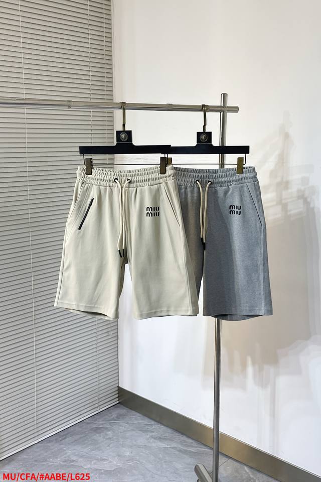 L625 Mumiu Miu 2025夏季最新品，同步有售，原单狠货，时尚休闲短裤，进口原版面料，上身舒适透气，顶级印花工艺字母图案装饰Logo，原版五金辅料装