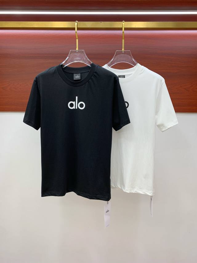Alo 2025春夏新款男女同款短袖T恤，最新款全网独家首上！！~既经典有时尚百搭，谁不爱啊，将经典再次展现，非常的耐看，自带低奢光环与辨识度！传统的品牌理念和