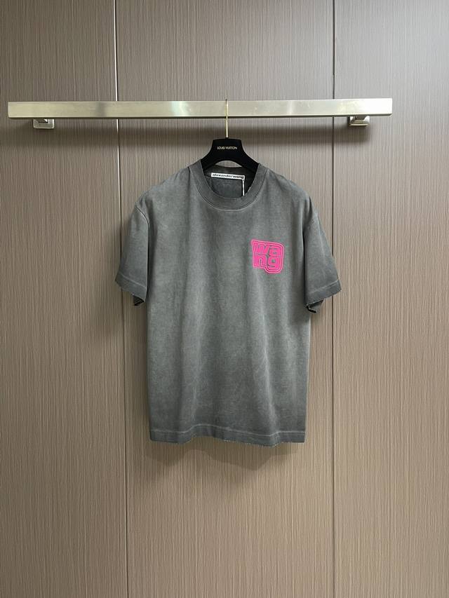 Alexander Wang 2025Ss夏季立体印花短袖T恤，采用优质棉质面料，亲肤舒适！版型完美！百搭款！Logo设计别具一格，上身效果潮流时尚活力满满！尺