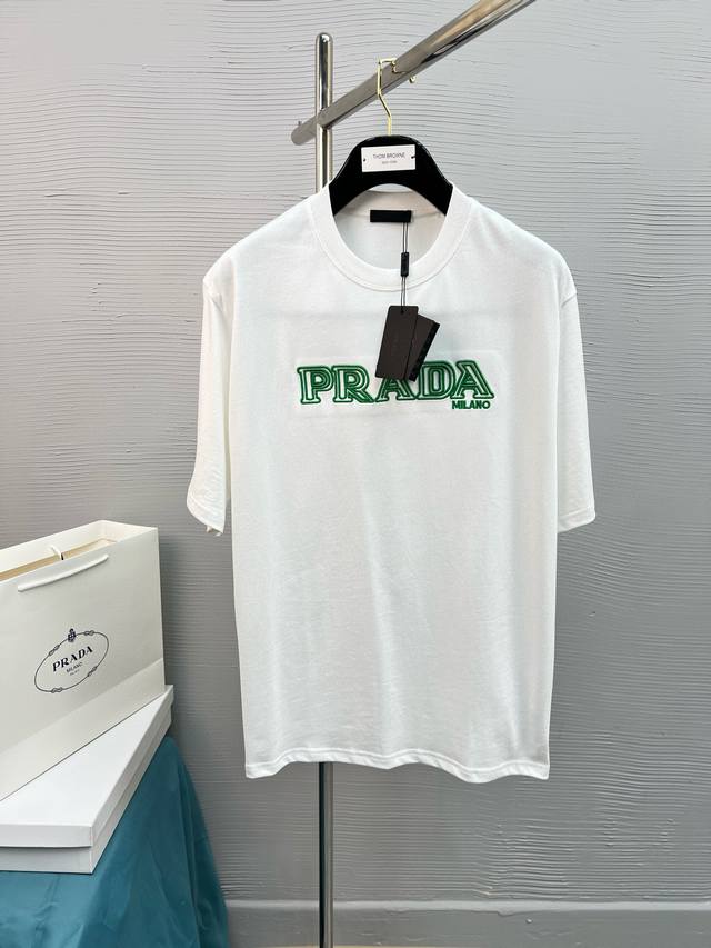 高品质 pra 25Ss胶印高工艺制作 经典配色T恤新品！！款式相当的青春活力，朝气澎湃！！新一季主打的小熊系列，采用一级印烫的高规格标准.色调过渡呈现的立体感