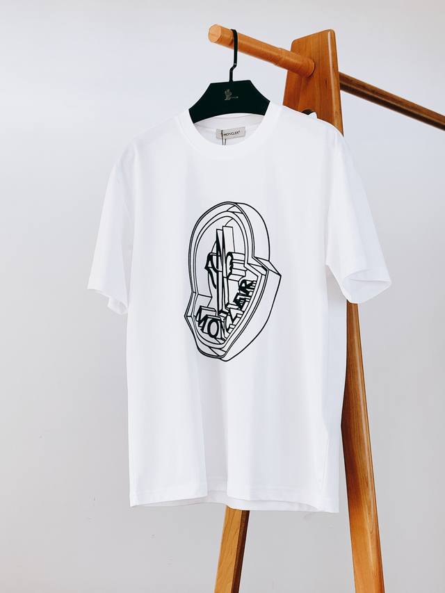 Moncler 蒙口 2025Ss春夏新品 时尚先锋必备 3D 植绒T恤来袭 Mon这款T恤让你简约即高级。甄选优质高支纯棉面料打造，质地柔软舒适。胸前独特3D