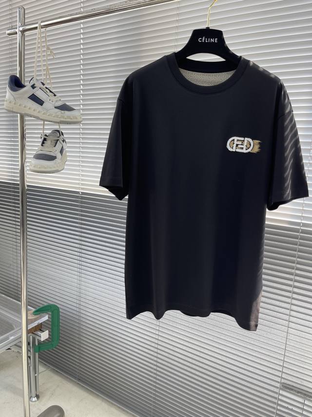 Fend 2025Ss最新品，精致万针百灵达立体刺绣，配色高档典雅，时尚百搭，经典双Ff Logo时尚大气，面料为专柜定制32支高密高克重面料，亲肤柔软。 码数