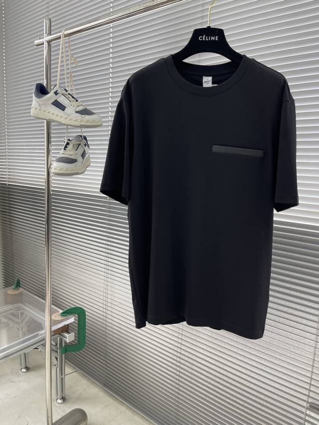 Berlut 2025Ss春夏新品，采用丝光棉面料，布料经过洗水处理，手感更柔软，堪称完美，质感非常强，顶级经典图案点缀标志性品牌标识，彰显品牌格调，质感柔软，