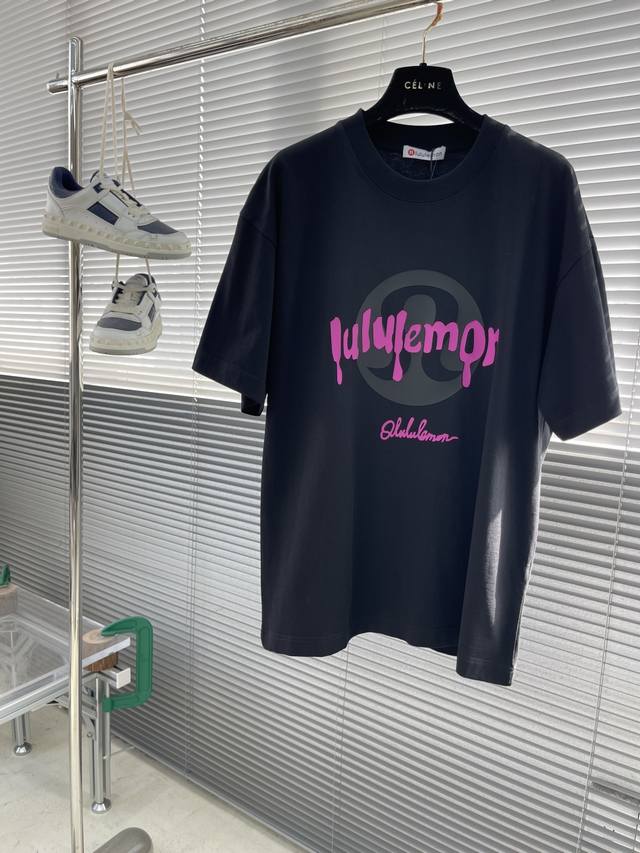 Lululemon 2025新款恶搞字母T恤 硅胶印花棱角分明 潮人必备单品 肩部通肩压条 280克纯棉面料舒适透气 男女同款 码数：S-Xxl S码衣长73