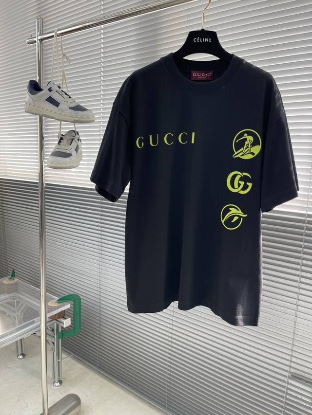 Gucc 2025新款荧光绿字母T恤 亮眼的荧光绿元素格外吸睛 一侧印有Gucc字样 还有独特的图案和经典的双G标志 瞬间提升了整体的时尚感 双层螺纹领口 肩部