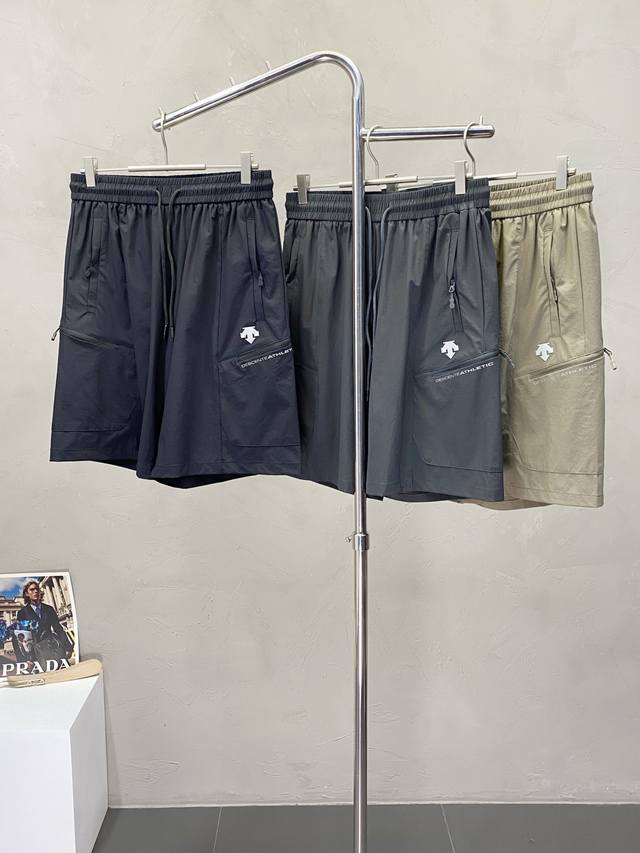 Descente迪桑特独家专供新款休闲短裤 高端版本！专柜定制面料 透气舒适度高，细节无可挑剔，品牌元素设计理念，体现高品质。手感细腻柔软！呈现休闲裁剪，上身版