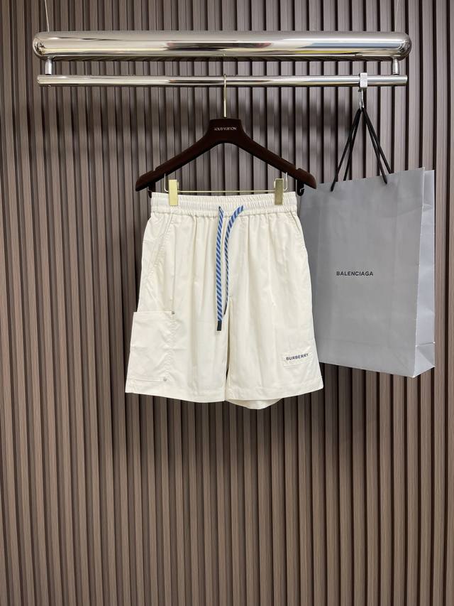 Burberry 2025Ss夏季新款沙滩短裤，简约而又不简单的一款，字母Logo徽标搭配撞色腰绳织带，简洁利落又清爽，细节都很到位。尺码：48-56