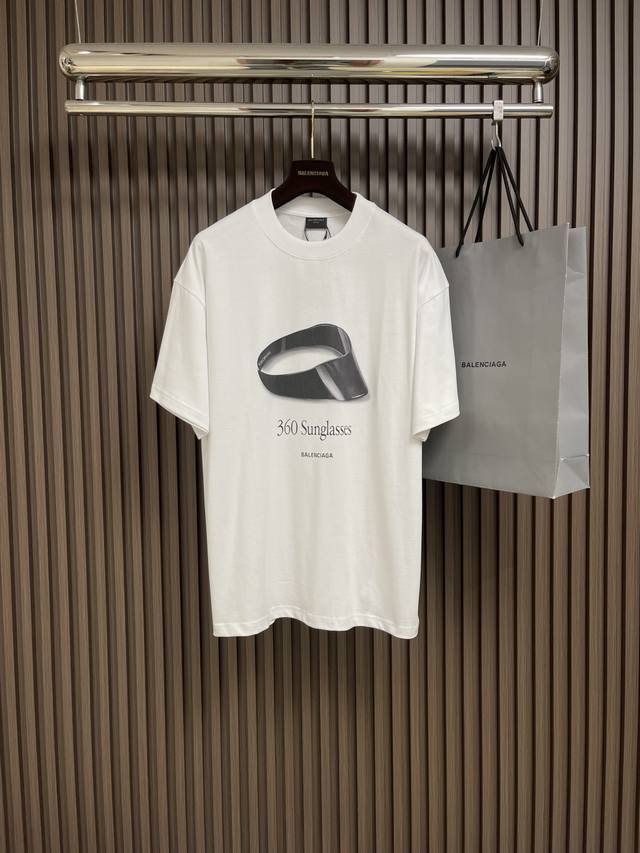 Balenciaga 墨镜印花艺术圆领短袖T恤，不仅是服饰，更是态度的彰显。它将经典与现代艺术完美融合，每一处细节都透露着不羁与自由。穿上它，仿佛置身于巴黎的艺