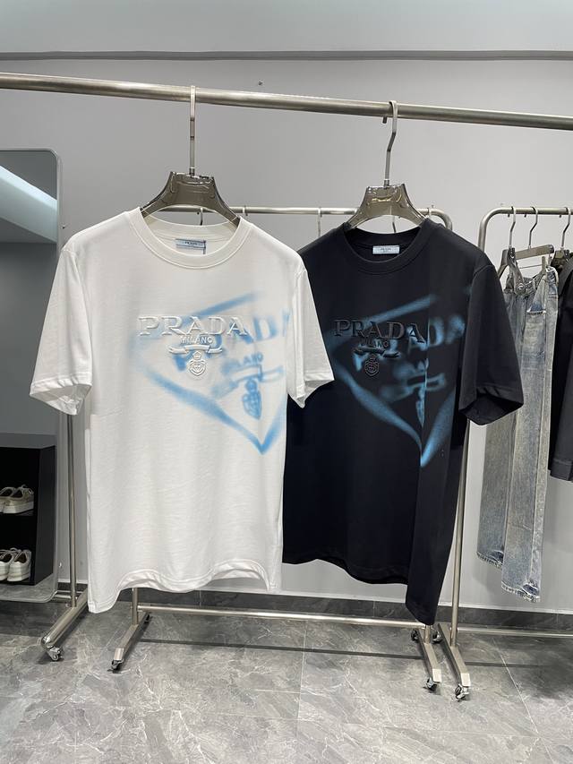 pra25Ss春夏新款基础双纱棉质圆领短Tee，男女同款立体刺绣三角标喷绘印花装饰休闲短袖T恤衫！贸易公司渠道稀出，春夏季基础常规款T恤推荐，最不挑人的情侣款式