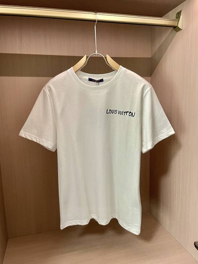 Lv 官网同款 官网同款 官网同款 重磅推荐！2025Ss夏装新品 专柜在售 最新系列图案Logo短袖T恤 必须人手一件的节奏！进口顶极丝光面料，极为亲肤舒适