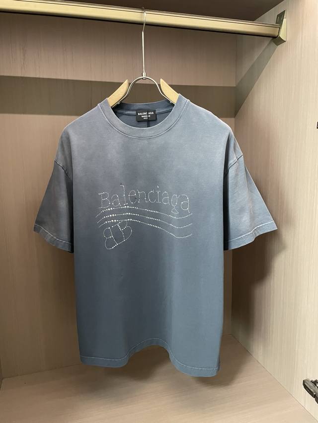 巴黎世家 2025春夏款 官网同步 面料采用纯棉精梳棉面料，做旧处理，上身效果宽松休闲，宽松版型，日常衣橱必备单品！男女同款 尺码 S-Xl