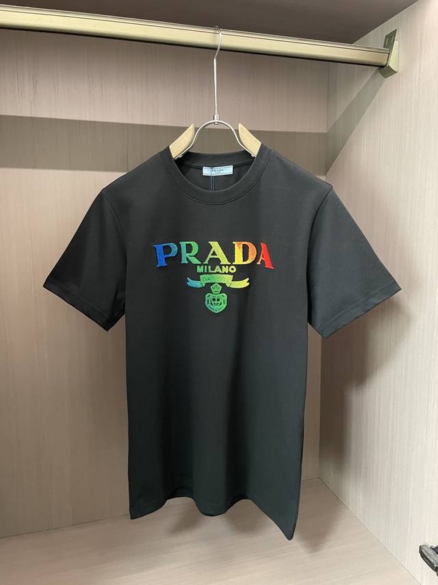 prad男士时装款圆领短袖T恤，贸易公司洋行货，高级限定款，25年春夏新品，明星级人气单品！ 客供埃及进口顶级面料，甄选尼罗河区域光照极好的上等棉花原料，经过百