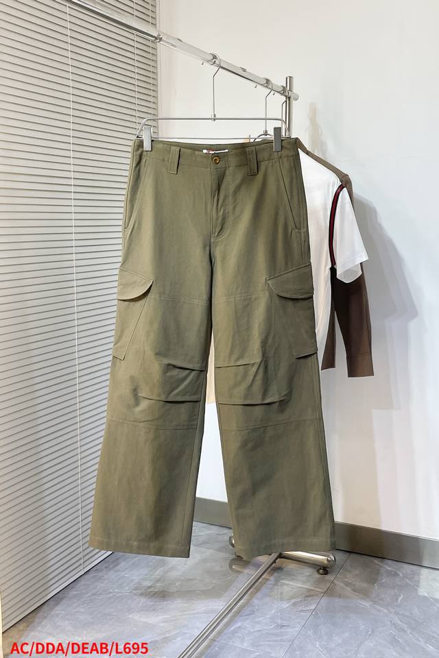 L695 Acacne Studios 标签工装长裤 定制精织细密纹梭织面料，以卡其绿诠释时尚新高度，口袋上饰有Acne Studios标签以点睛之笔，增添品牌