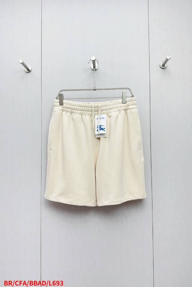 L693 Brburberry巴宝莉格纹标签贴花棉质休闲短裤春夏经典系列，选用厚质棉面料打造。呈现休闲版型，饰有格纹马术骑士徽标 Ekd 贴花设计 来自 Bur