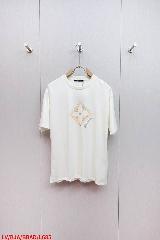 L685 Lv路易威登 25Ss新款 T 恤为胸前融入明丽 3D Monogram 花卉，再以手写体路易威登标识点明品牌身份。Marque L.Vuitton