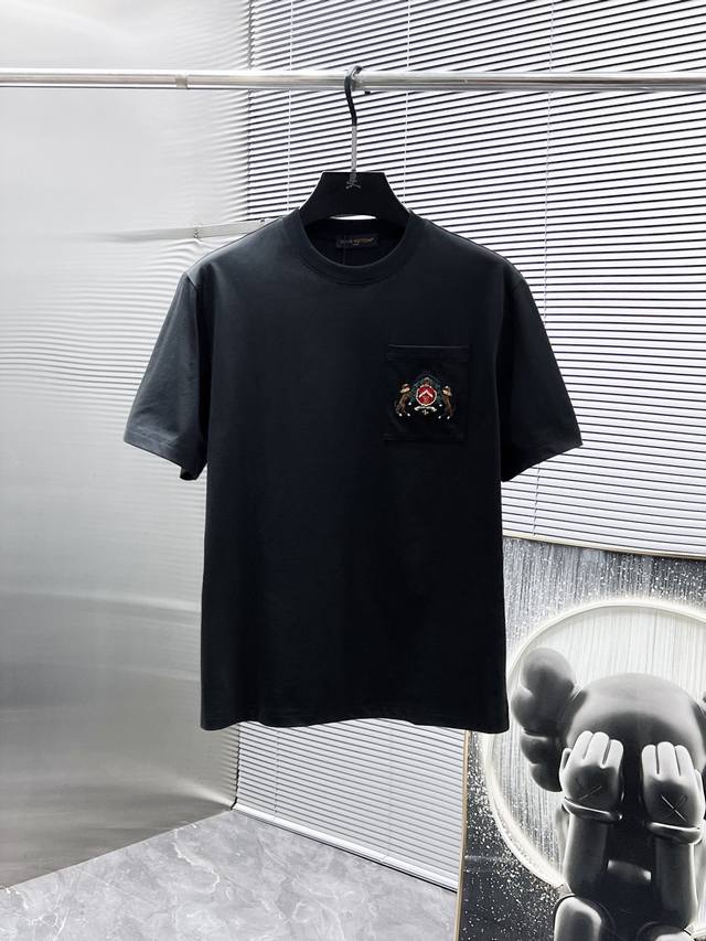 路易威登 Lv 2025Ss新款 半袖 体恤 短袖 圆领T恤，高端版本！专柜定制面料 透气舒适度高，细节无可挑剔，品牌元素设计理念，体现高品质。手感细腻柔软！呈