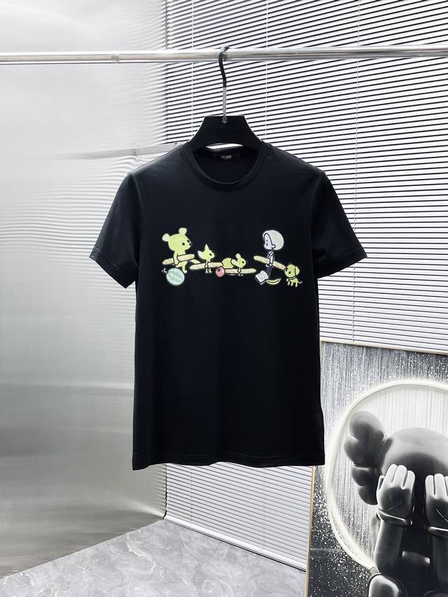 芬迪 Fendi 2025新款 圆领 短袖 T恤 体恤 半袖 ，高端版本！专柜定制面料 透气舒适度高，细节无可挑剔，品牌元素设计理念，体现高品质。手感细腻柔软！