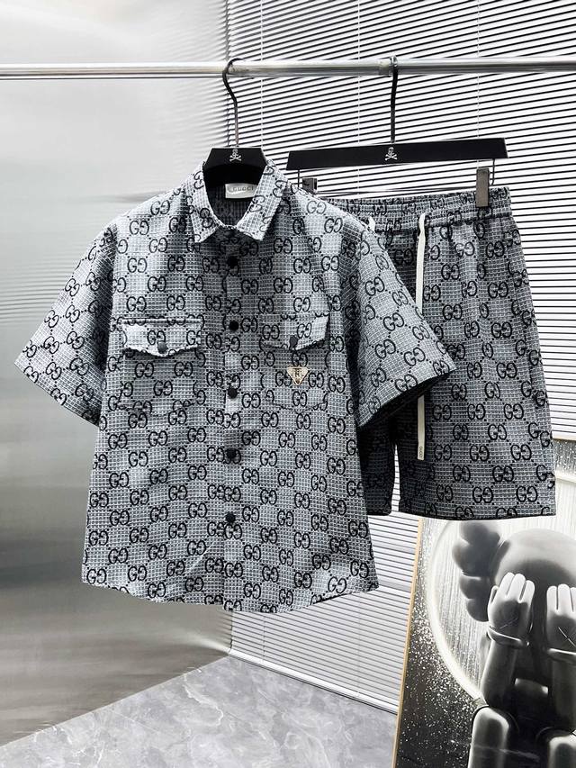 古奇 Gucci 2025Ss春夏新款 休闲 短袖 短裤裤 套装，高端版本！专柜定制面料 透气舒适度高，细节无可挑剔，品牌元素设计理念，体现高品质。手感细腻柔软