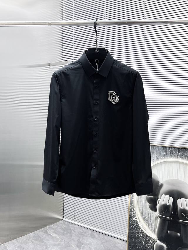 迪奥 Dior Ss新款长袖 衬衫 衬衣，高端版本！专柜定制面料 透气舒适度高，细节无可挑剔，品牌元素设计理念，体现高品质。手感细腻柔软！呈现休闲裁剪，上身版型