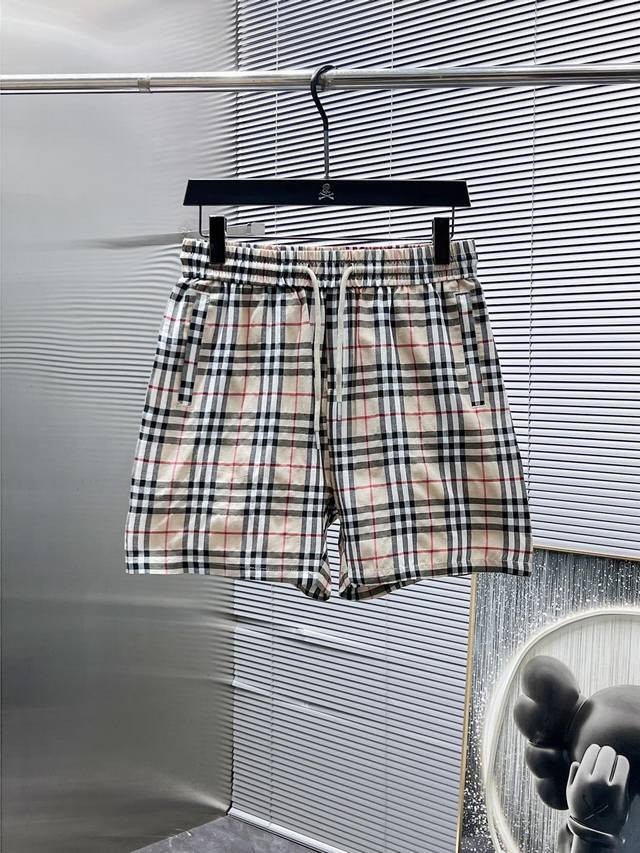 巴宝莉 Burberry 2025Ss夏季新款 休闲 短裤，高端版本！专柜定制面料 透气舒适度高，细节无可挑剔，品牌元素设计理念，体现高品质。手感细腻柔软！呈现