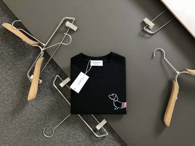 Tb**合身版型M-Xxxl 25春夏顶级黑色小狗织带融合经典短袖，精致工艺专柜面料，顶级元素融合打造，经典短袖3标齐全，潮男时尚，无论是上身舒适度还是都是无可