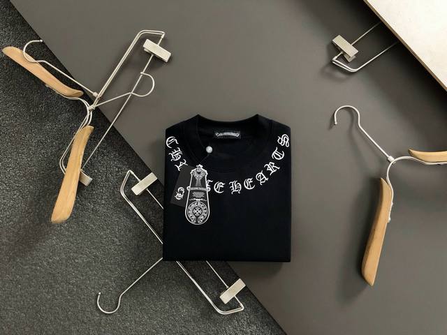 Ch*合身版型S-Xl 25早春最新重工十字梵文刺绣金属配件打造前后幅对应Logo 融合高工艺重磅短袖，高端品质专柜原单圆领援助，顶级制作工艺进口面料，专柜款独