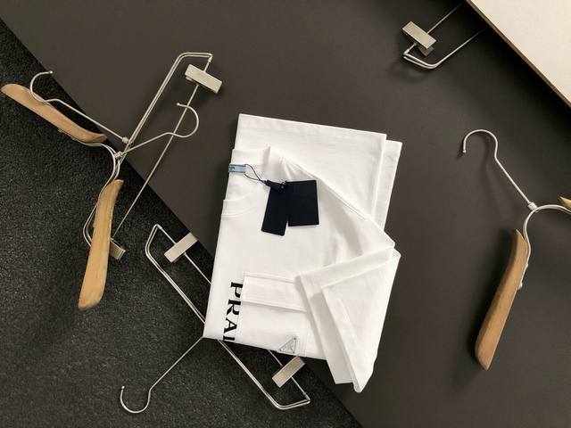 prad*微宽版型M-Xxxl 25春夏顶级白色口袋款字母贴皮融合金属三角标重磅经典短袖，精致工艺专柜面料，顶级元素融合打造，经典短袖3标齐全，潮男时尚，无论是