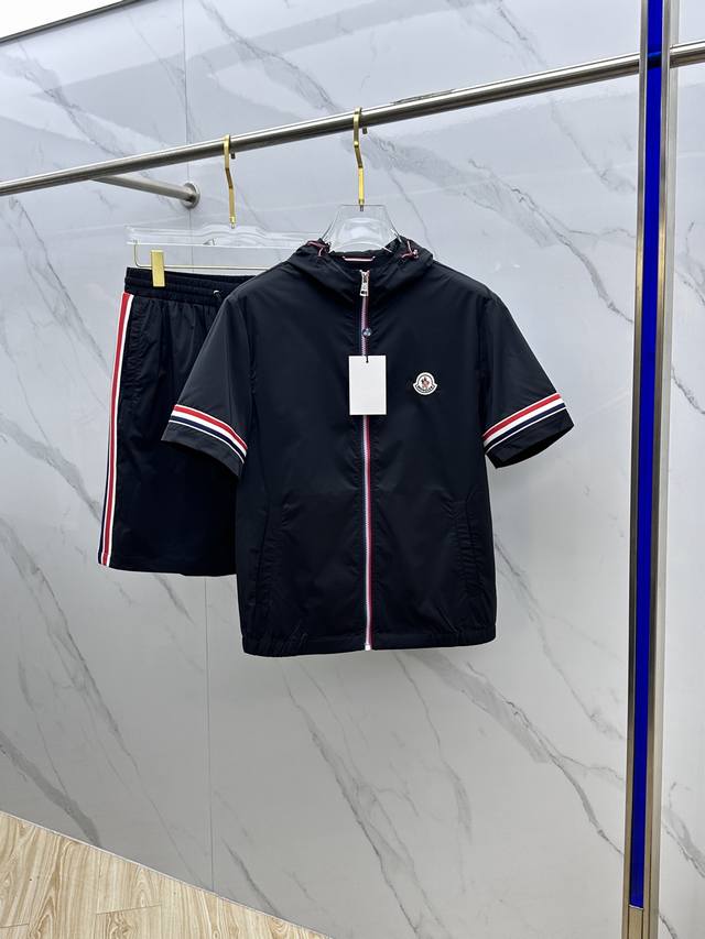 Mon*蒙口 休闲套装M-3Xl 2025春夏运动，尽显简约时尚风范。连帽短袖搭配同色系，整体设计休闲百搭。拉链与袖口处的红白蓝条纹装饰，增添细节亮点，洋气又减