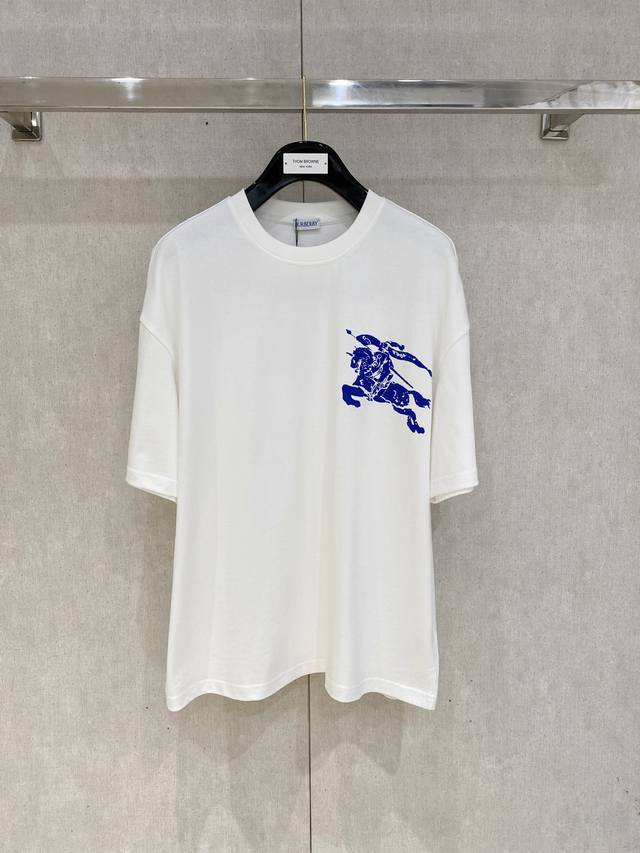 Burberry极简王炸T恤 最新系列图案Logo短袖T恤 必须人手一件的节奏！ 进口顶极精梳棉面料，极为亲肤舒适 摸上去非常的细腻，质感很好，完美体现立体感