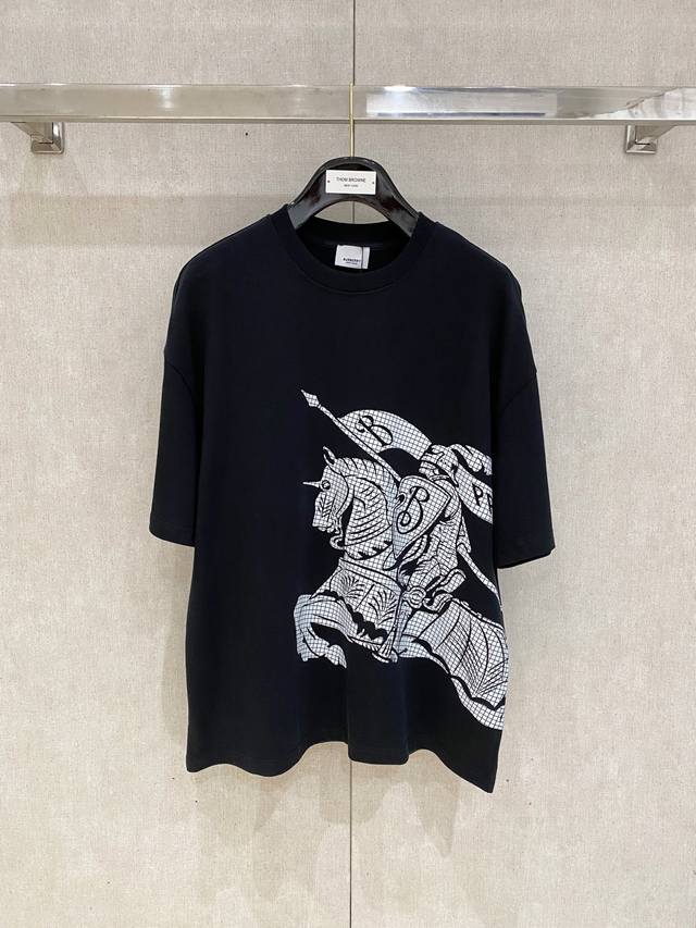 Burberry 巴宝莉 战马系列 2025春夏新款首发专柜最新款短袖圆领T恤 高端订制 设计前卫时尚！品牌Logo重工艺设计 高端定制面料.手感柔软.穿着舒适