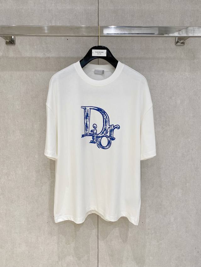 Dior Homme 迪奥 桀傲 2025春夏新款首发专柜最新款短袖圆领T恤 高端订制 设计前卫时尚！品牌Logo重工艺设计 高端定制面料.手感柔软.穿着舒适.