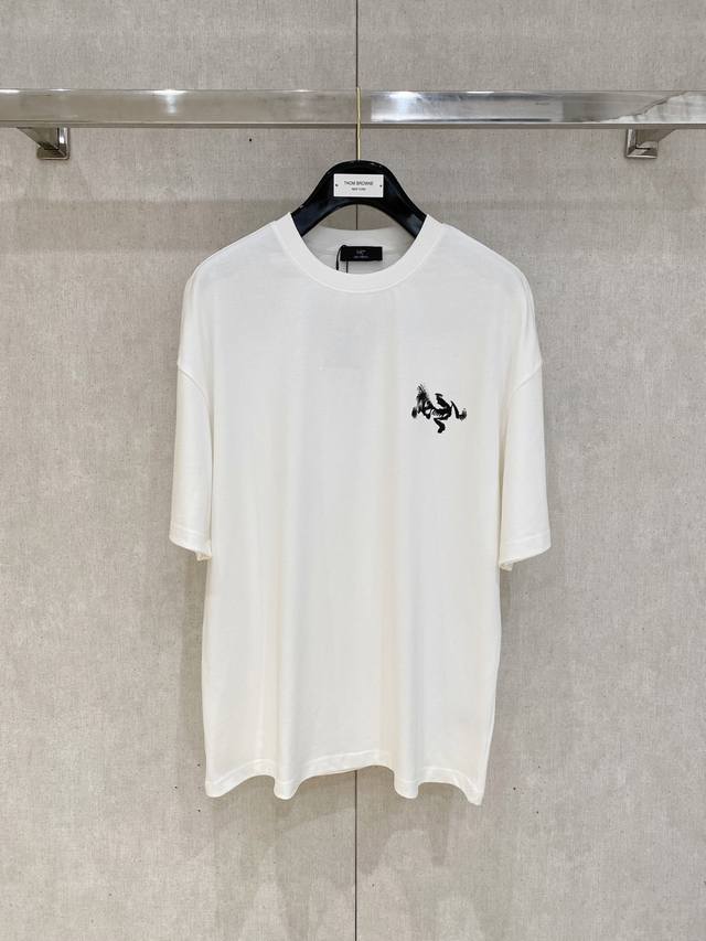 Arcteryx 始祖鸟 2025春夏新款首发专柜最新款短袖圆领T恤 高端订制 设计前卫时尚！品牌Logo重工艺设计 高端定制面料.手感柔软.穿着舒适.专柜级别