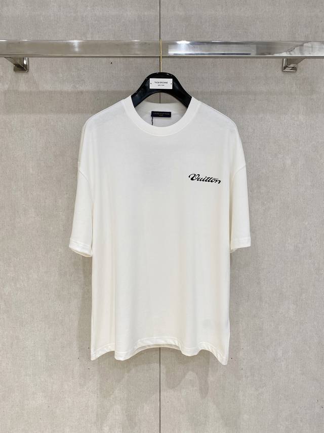 Louisvuitton 路易威登 2025春夏新款首发专柜最新款短袖圆领T恤 高端订制 设计前卫时尚！品牌Logo重工艺设计 高端定制面料.手感柔软.穿着舒适