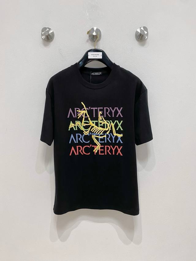 市场有仿版认准工艺和面料 25Ss始祖鸟家纯棉最新面料 最高版本 胸前字母标识Arc植绒工艺经典标识图案Logo时尚简约潮流短袖，最顶级的品质专柜原单短袖，顶级