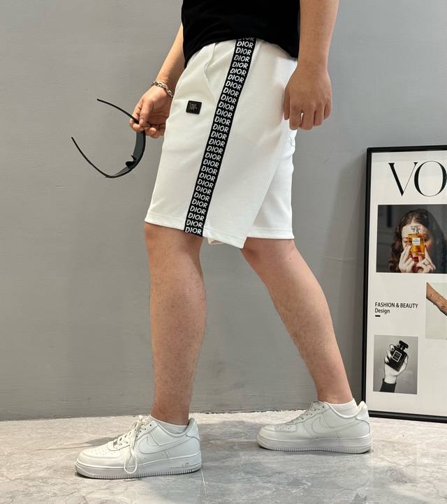 上衣 裤子 Dio*R迪奥25S新款夏季休闲五分短裤可搭配套装.男女同款！经典织带搭配简单高级.口袋下方精致皮牌镶嵌.优选百分百天丝面料.柔软舒适感满满.透气性